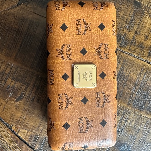 MCM cyclamen sunglasses. Brand new. - Picture 6 of 6